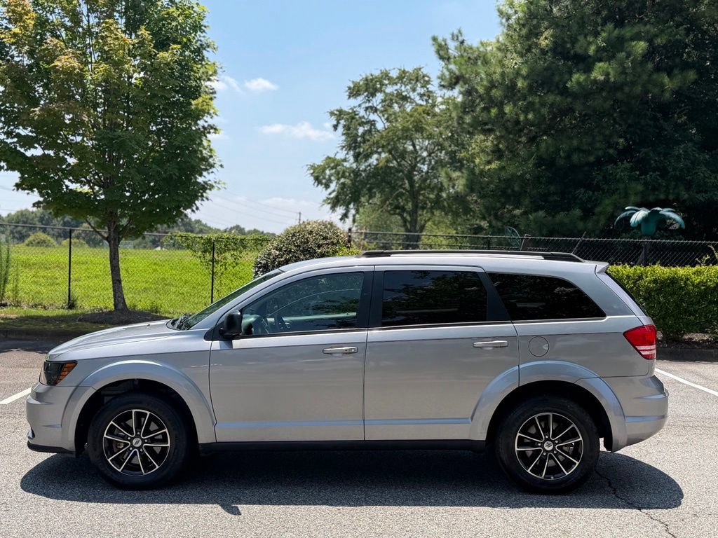 Used 2018 Dodge Journey SE w/ Blacktop Package FWD image 2