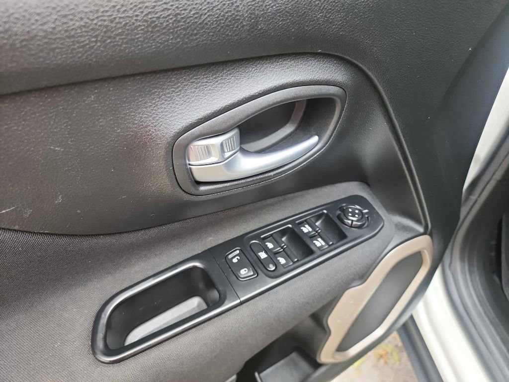 Used 2017 Jeep Renegade Latitude image 17