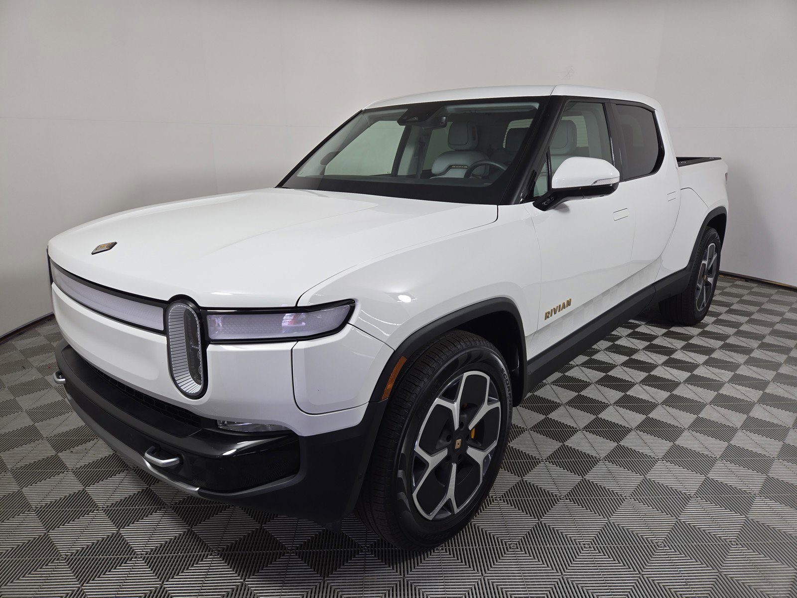 Used 2022 Rivian R1T Adventure image 1
