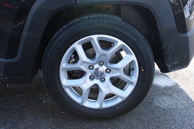 Used 2016 Jeep Renegade Latitude w/ Cold Weather Group FWD image 35