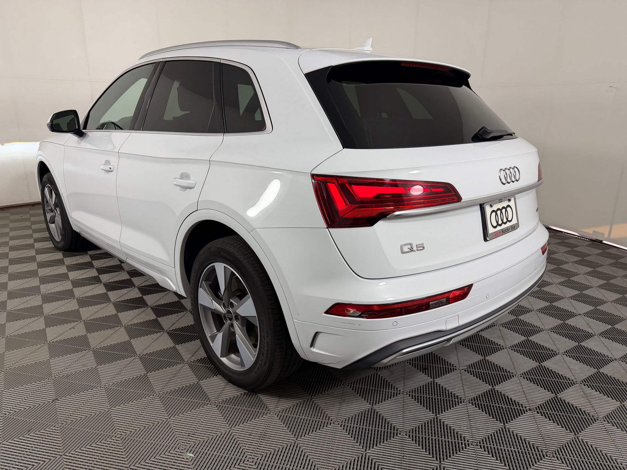 Used 2023 Audi Q5 2.0T Premium w/ Convenience Package AWD/4WD image 3