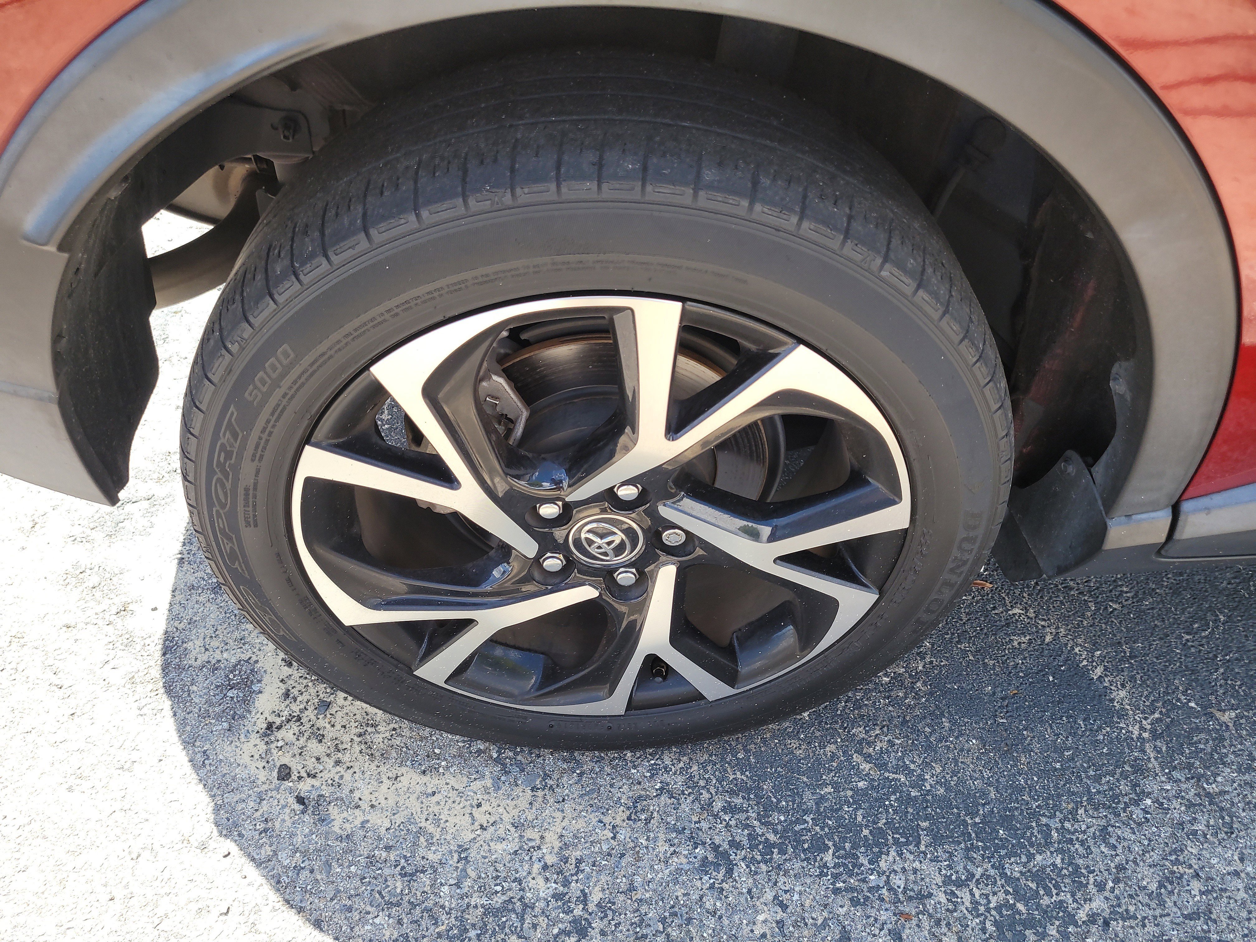 Used 2019 Toyota C-HR XLE FWD image 9
