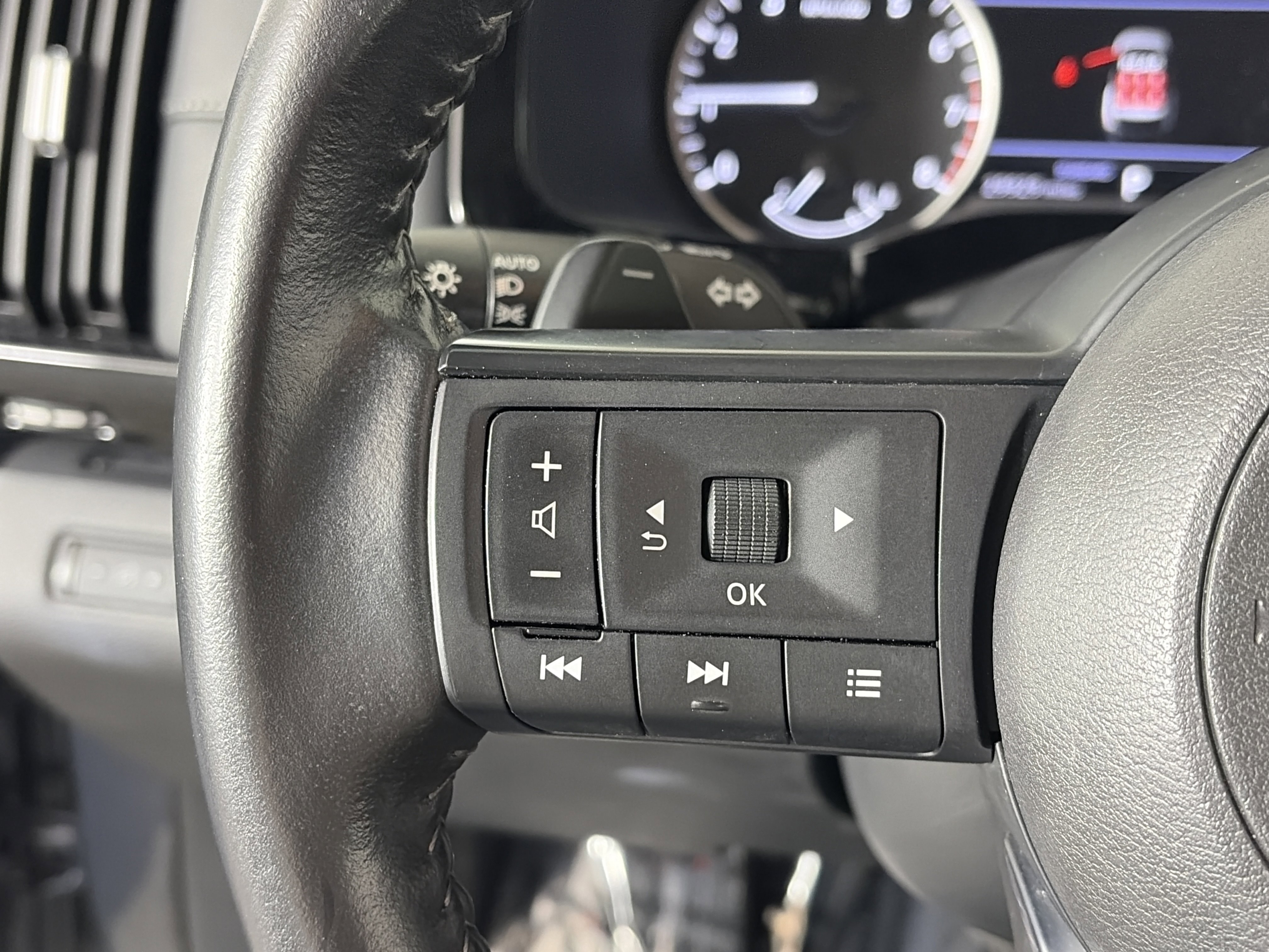 Used 2024 Nissan Pathfinder SV image 28