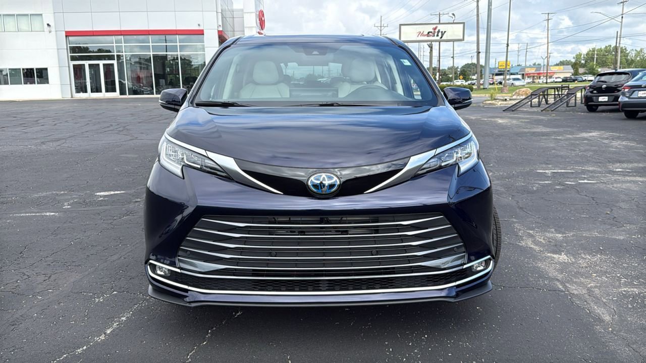 New 2025 Toyota Sienna Limited image 2