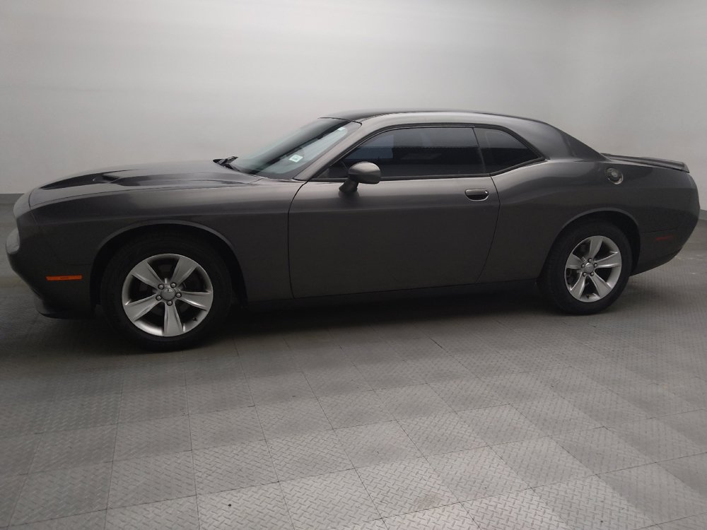 Used 2018 Dodge Challenger SXT RWD image 2
