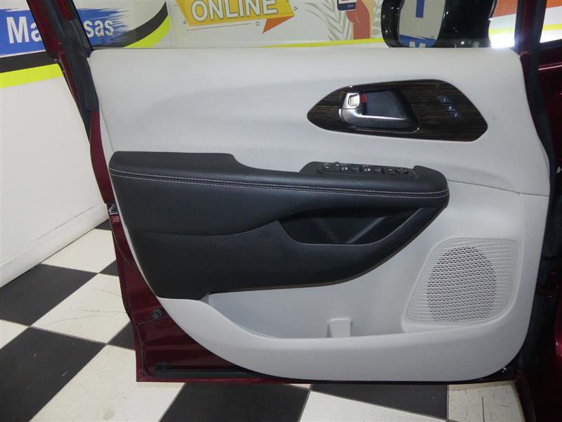 Used 2023 Chrysler Pacifica Limited AWD/4WD image 28