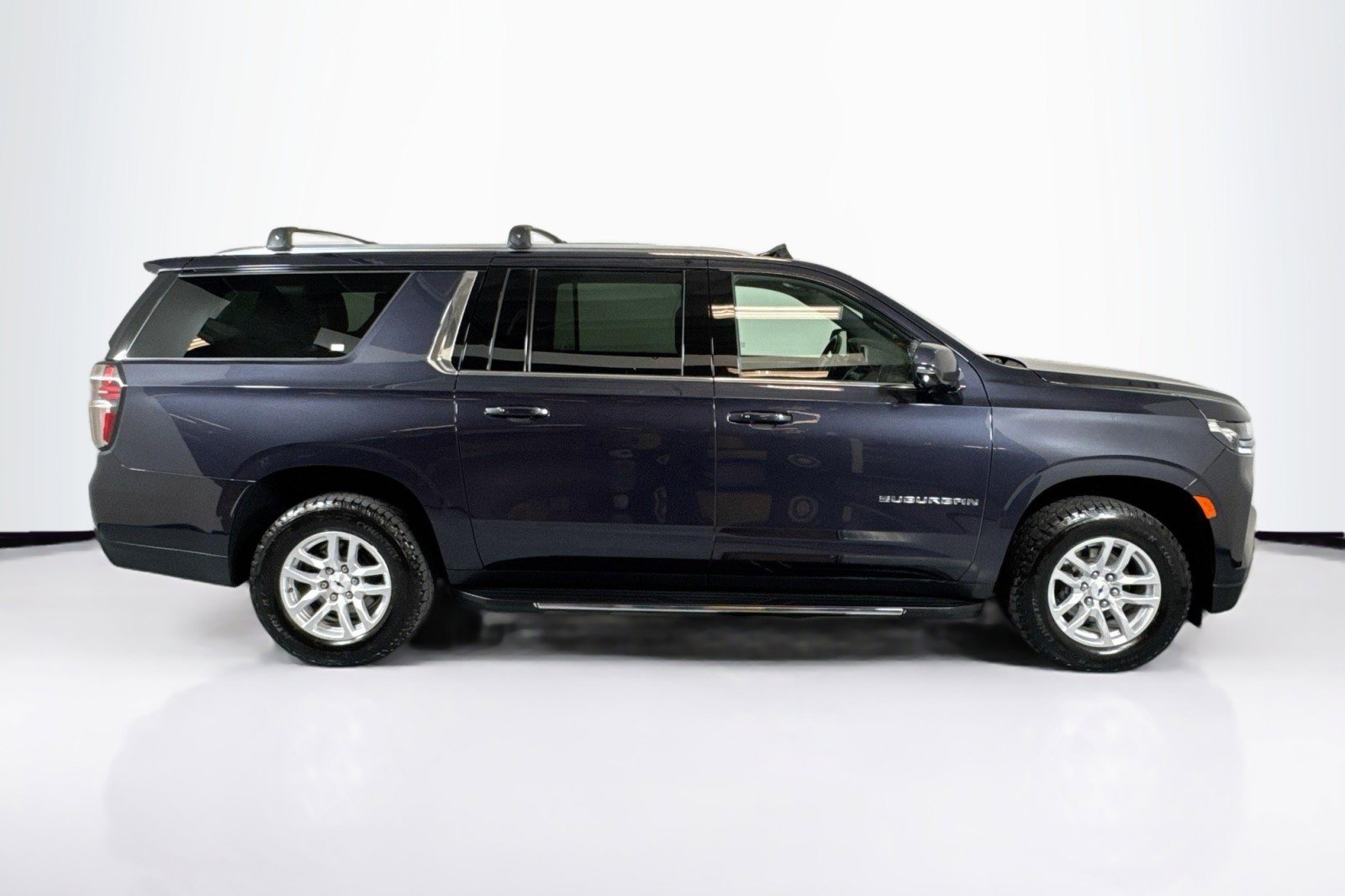 Used 2022 Chevrolet Suburban LT w/ Luxury Package image 4
