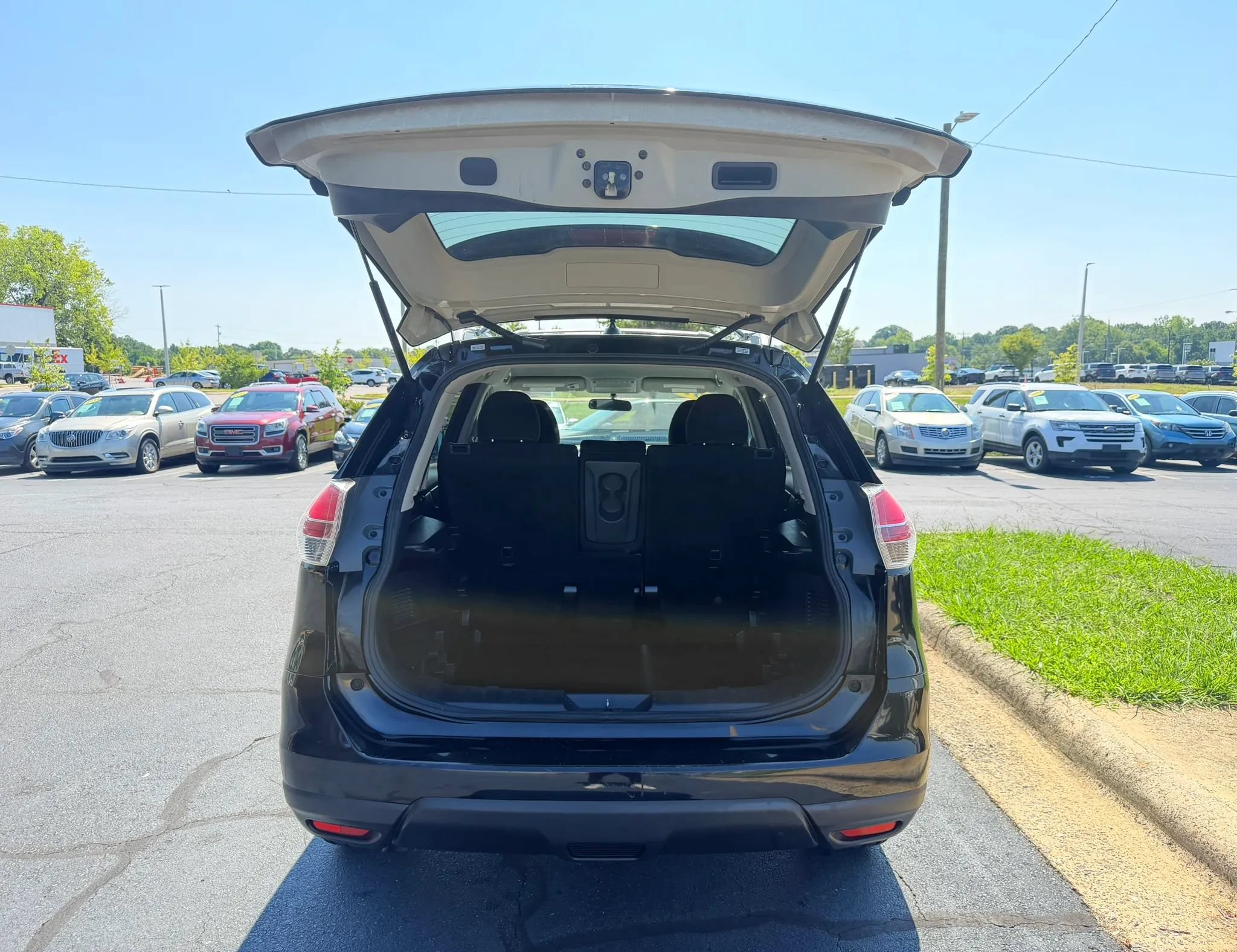 Used 2014 Nissan Rogue SV FWD image 24