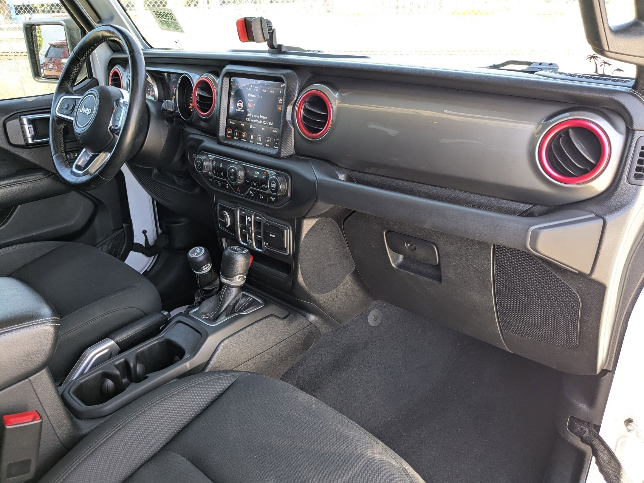 Used 2018 Jeep Wrangler Unlimited Sahara w/ Uconnect 4C Nav & Sound Group image 28