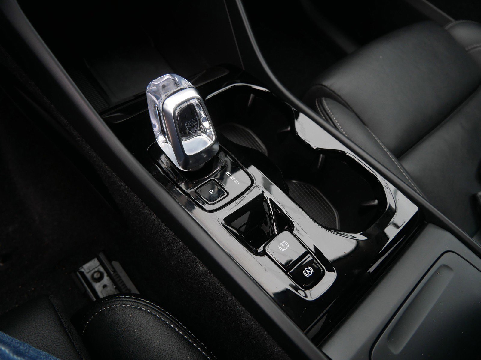 Certified 2025 Volvo XC40 B5 Plus image 24