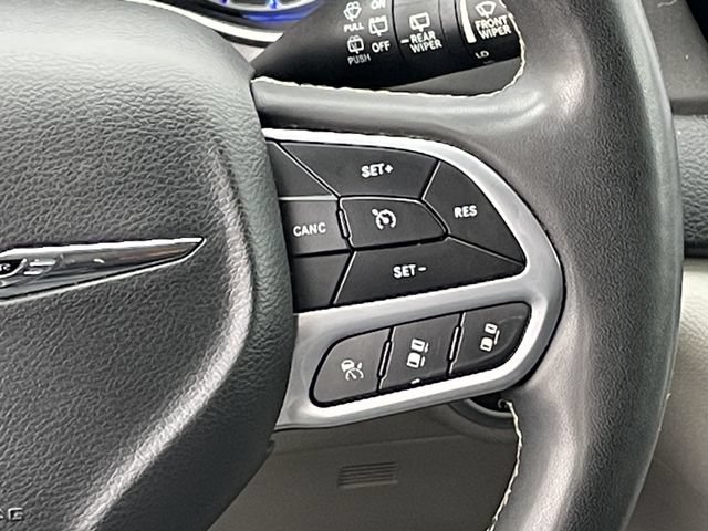 Used 2023 Chrysler Pacifica Touring-L FWD image 13