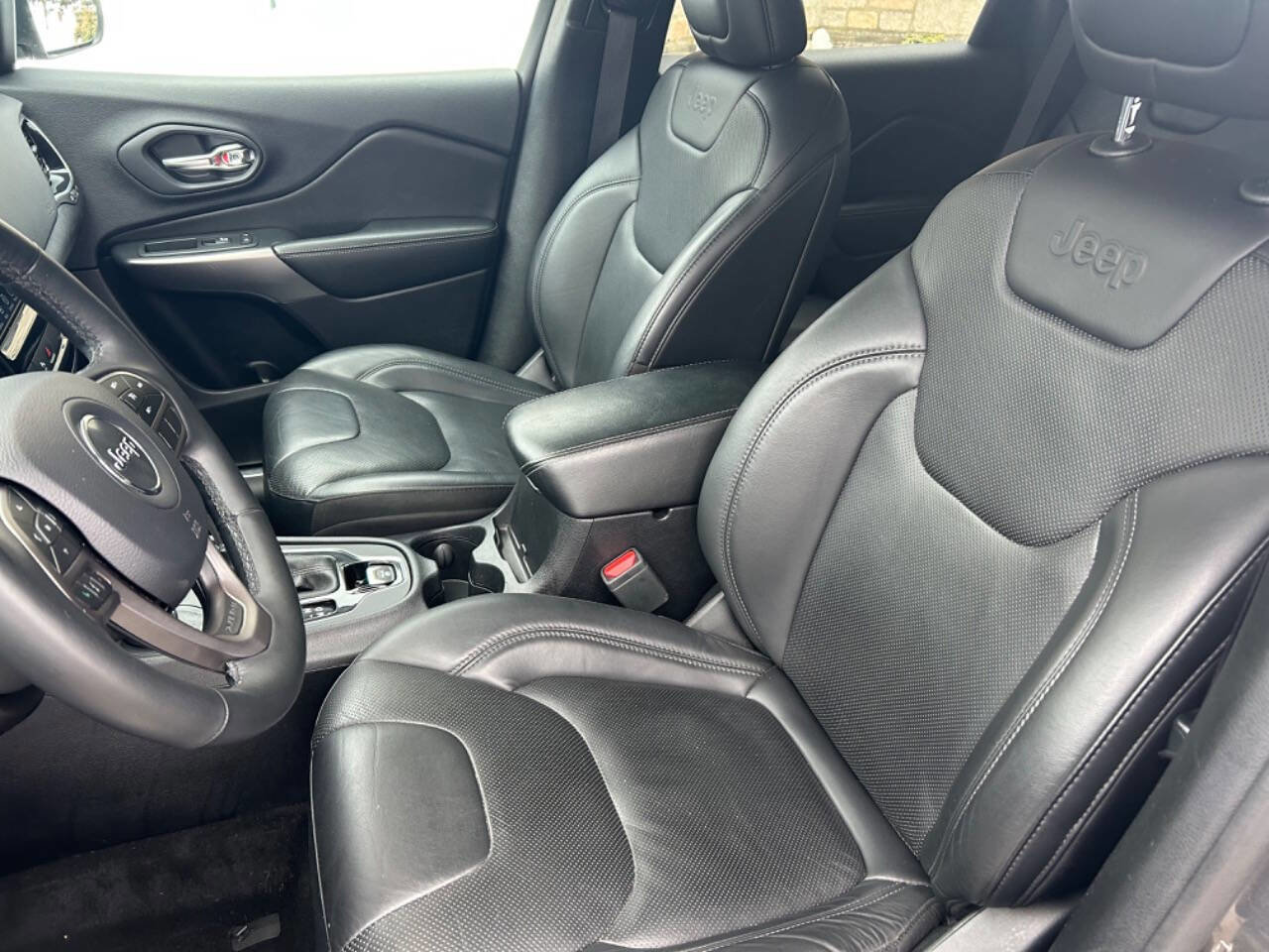 Used 2019 Jeep Cherokee Limited image 25