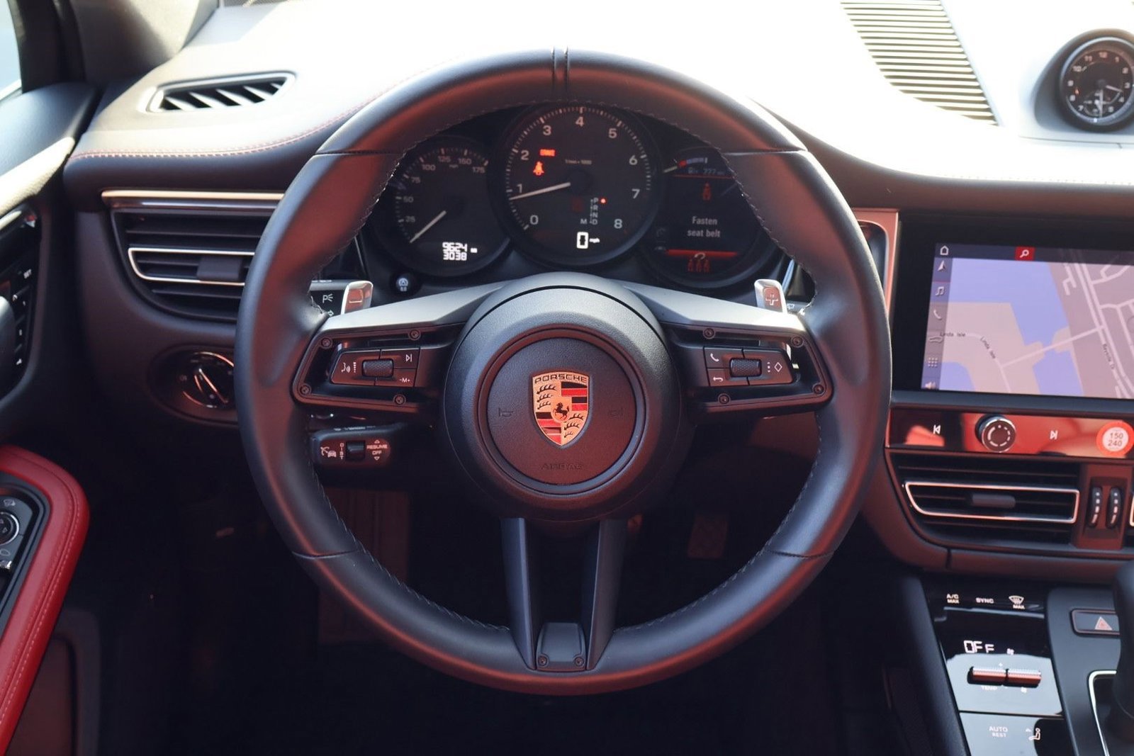 Certified 2025 Porsche Macan image 15