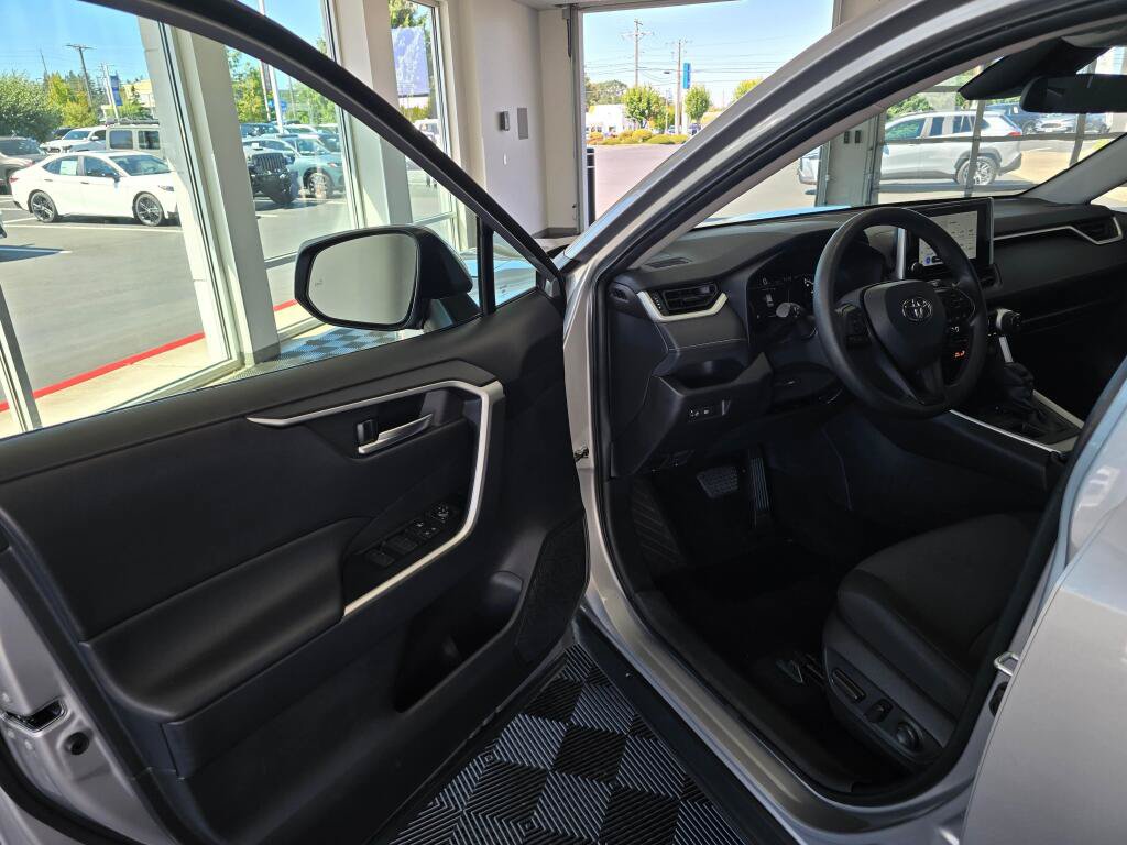 Used 2025 Toyota RAV4 XLE AWD/4WD image 32