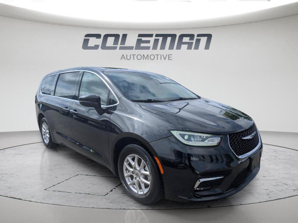 Used 2023 Chrysler Pacifica Touring-L FWD image 3