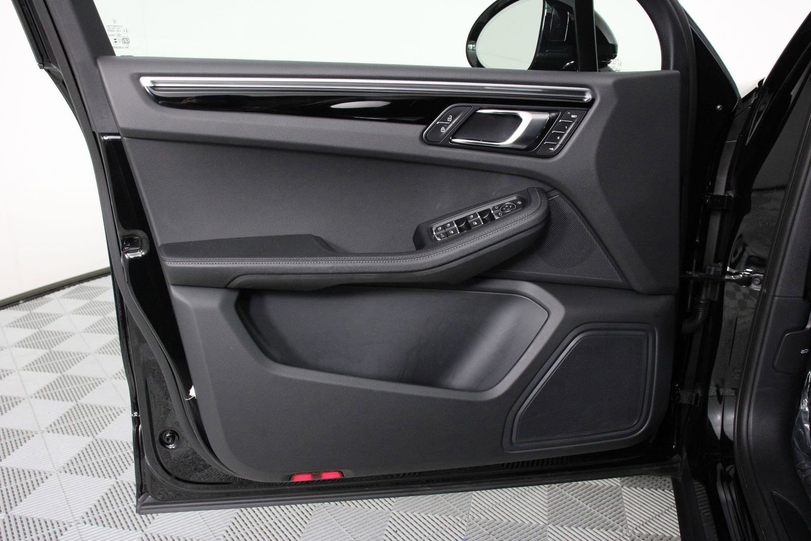 Certified 2025 Porsche Macan image 20