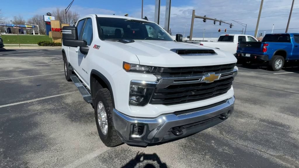Used 2024 Chevrolet Silverado 2500 LT AWD/4WD image 4