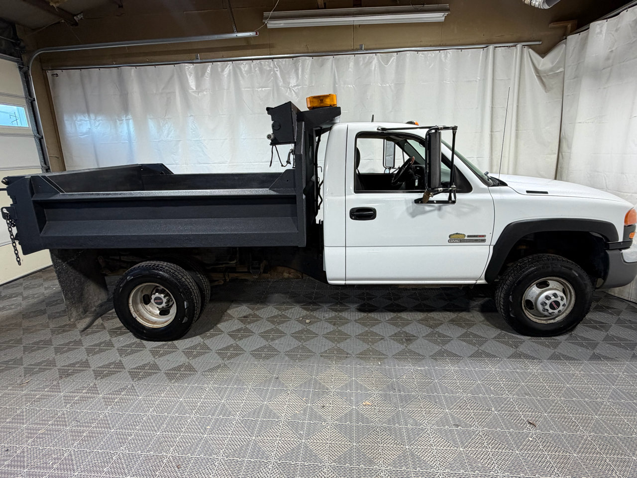 Used 2004 GMC Sierra 3500 W/T w/ Heavy-Duty Power Package image 4