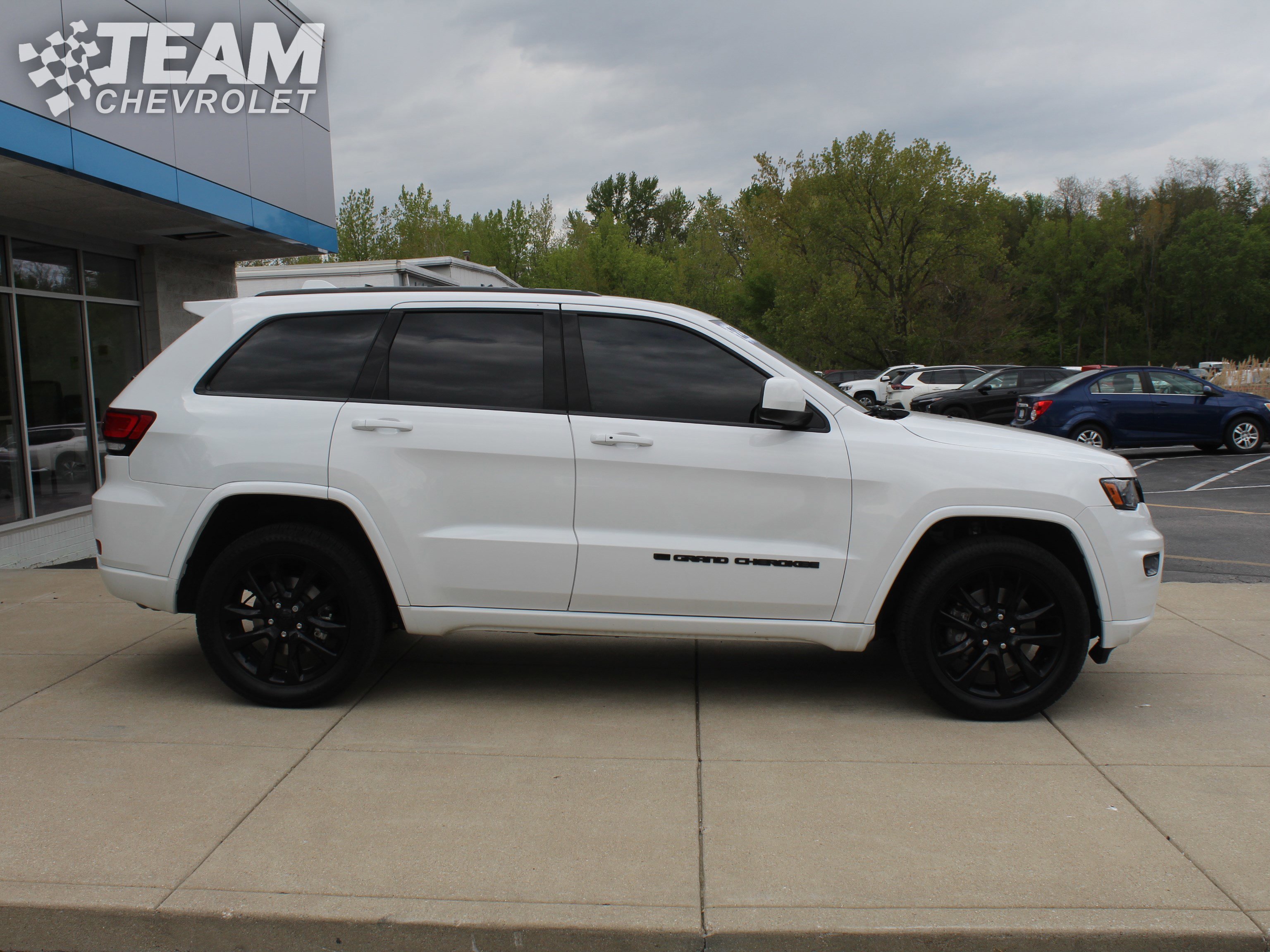 Used 2022 Jeep Grand Cherokee Laredo X AWD/4WD image 3