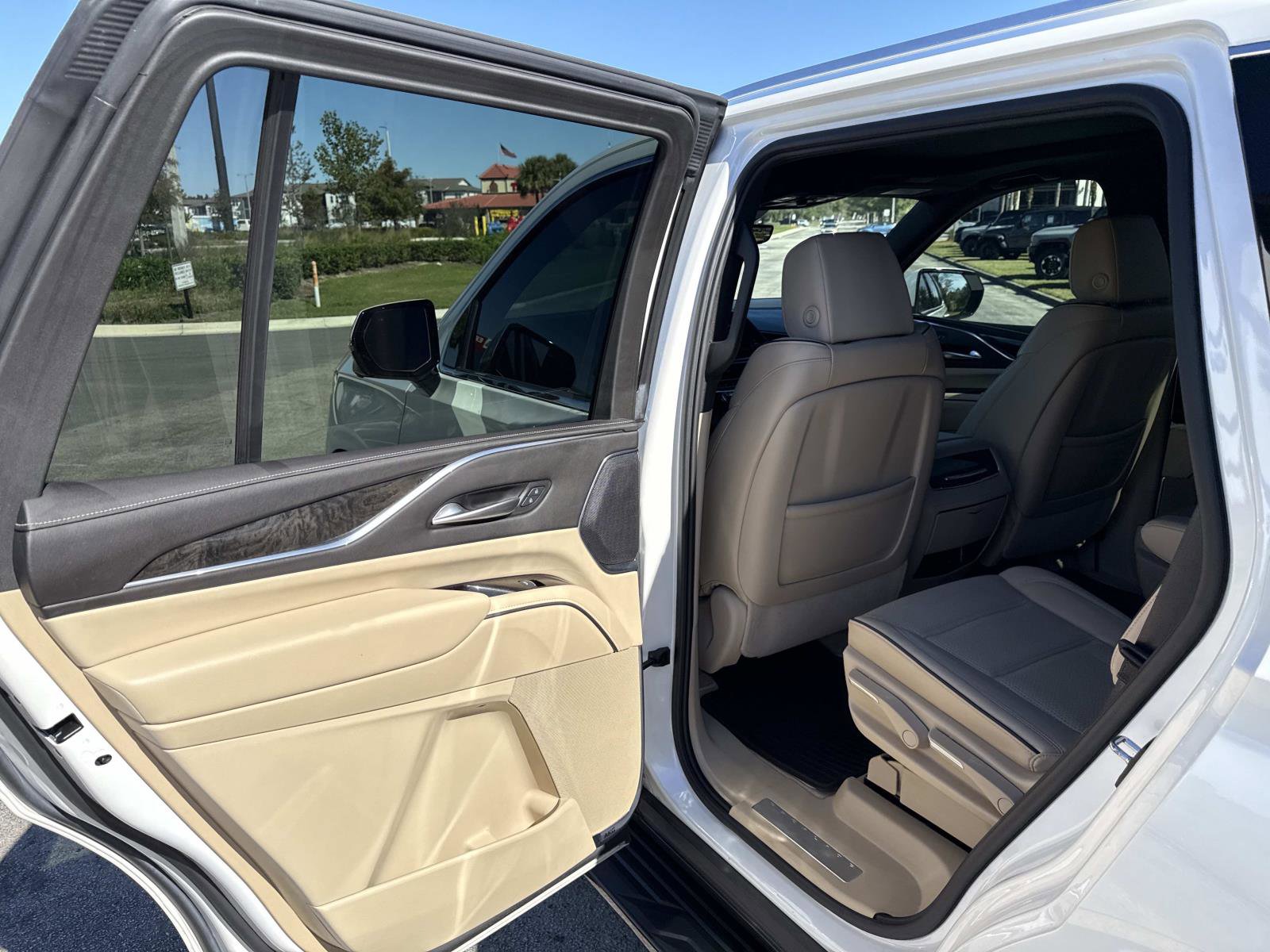 Used 2024 Cadillac Escalade Premium Luxury AWD/4WD image 13