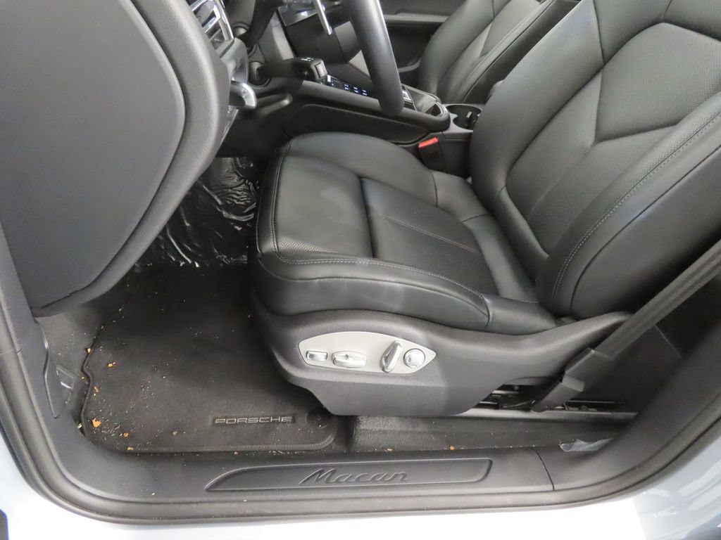 Certified 2026 Porsche Macan AWD/4WD image 40