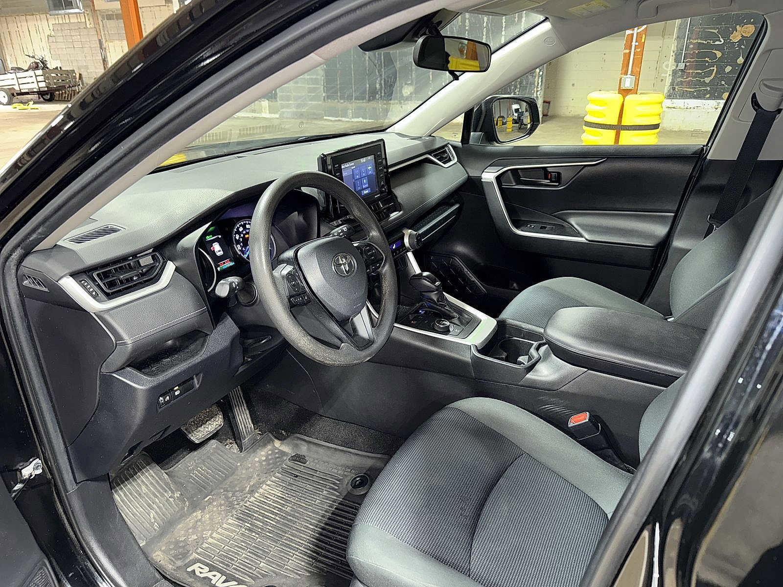 Used 2020 Toyota RAV4 LE image 27