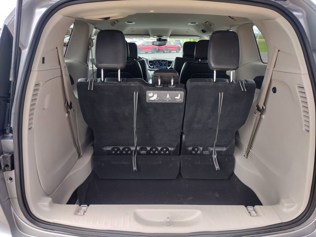 Used 2021 Chrysler Pacifica Touring-L FWD image 10