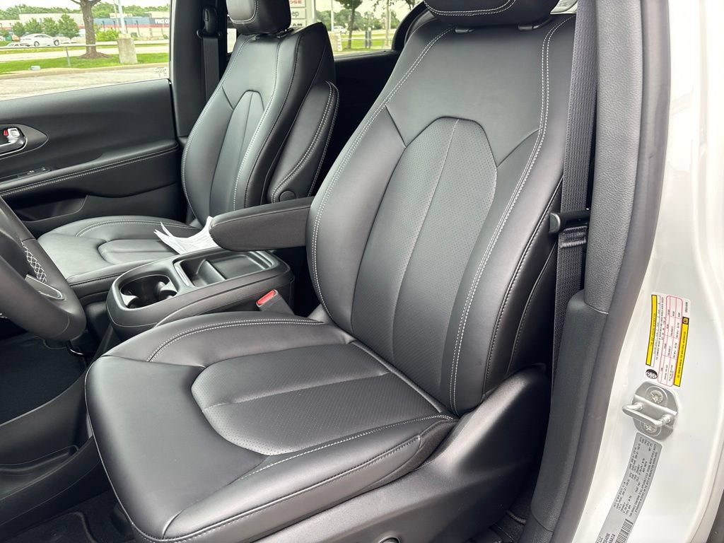 New 2027 Chrysler Pacifica Select FWD image 55