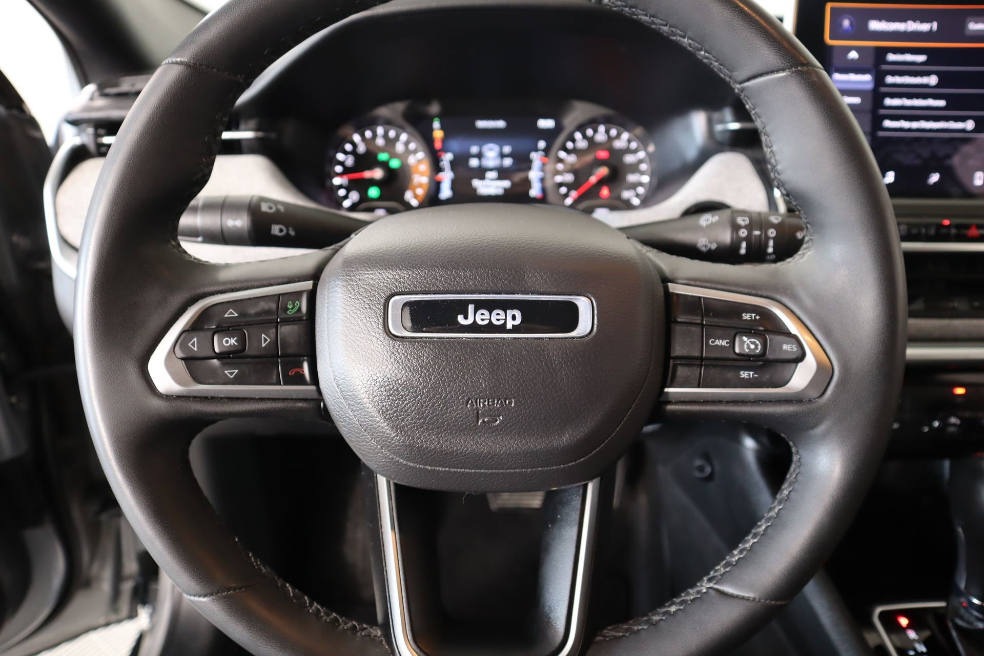 Used 2024 Jeep Compass Latitude image 3