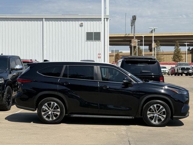 Used 2023 Toyota Highlander XLE FWD image 3
