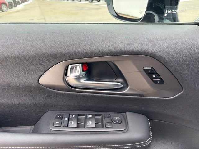 Used 2025 Chrysler Pacifica Select image 18