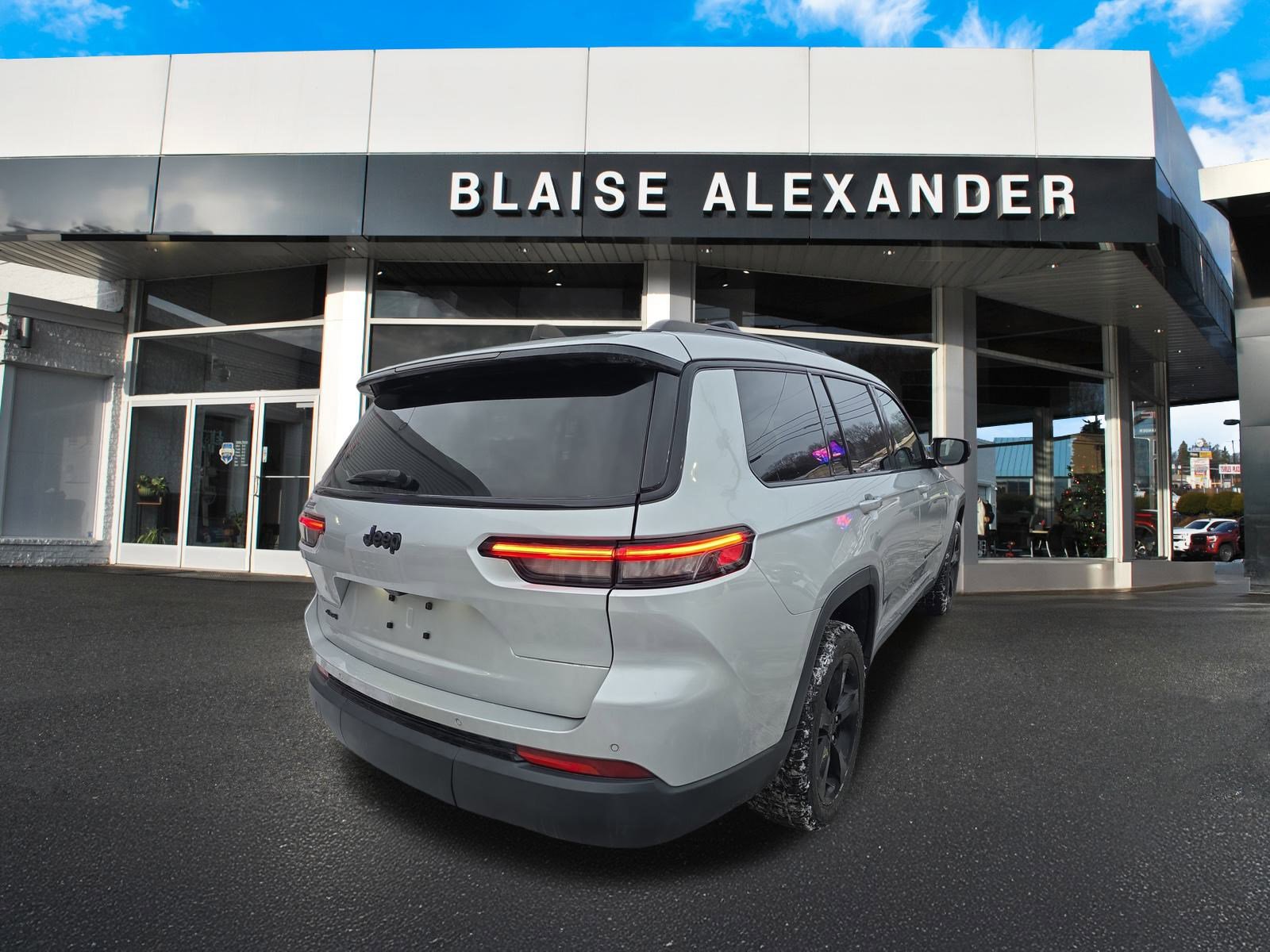 Used 2023 Jeep Grand Cherokee L Laredo image 5