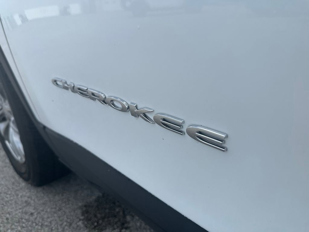 Used 2019 Jeep Cherokee Latitude Plus w/ Cold Weather Group image 40