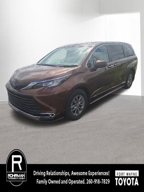 Used 2021 Toyota Sienna XLE AWD/4WD image 1