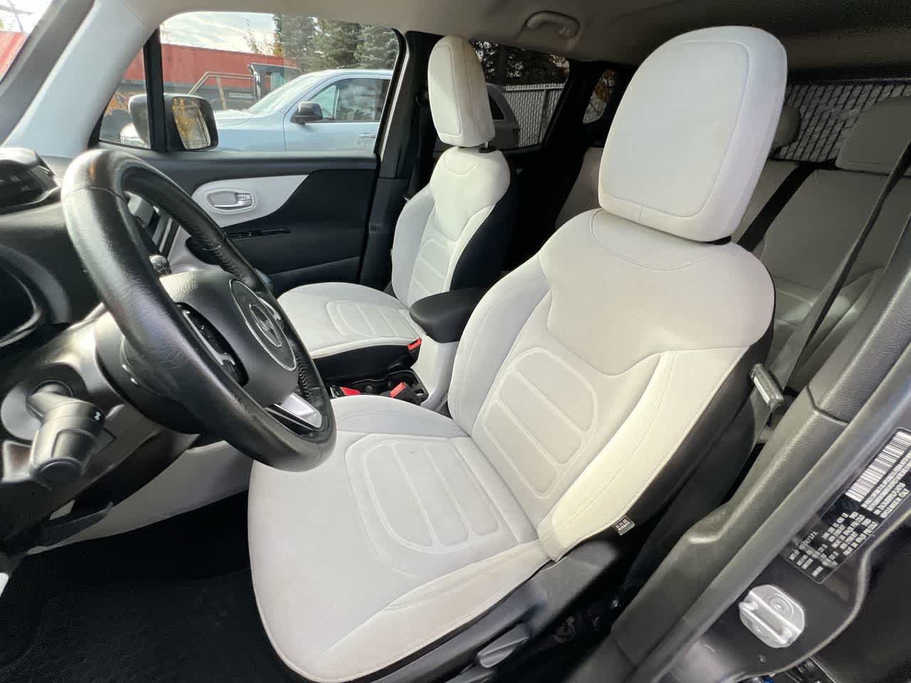 Used 2020 Jeep Renegade Latitude w/ Cold Weather Group AWD/4WD image 11