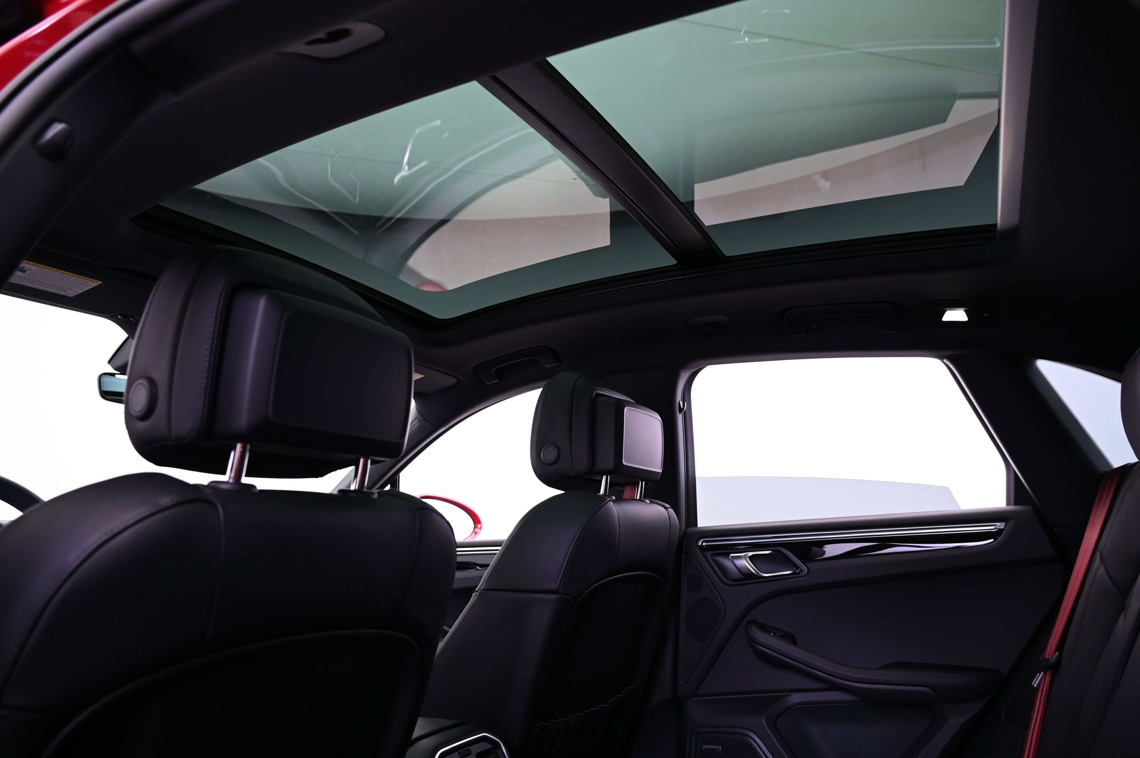 Used 2025 Porsche Macan image 35