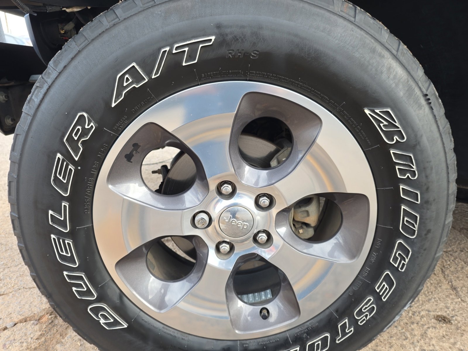 Used 2017 Jeep Wrangler Sahara w/ Connectivity Group image 11