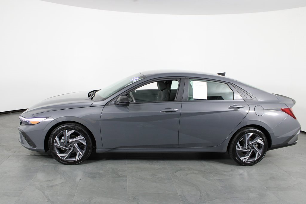 Certified 2025 Hyundai Elantra Sport image 8