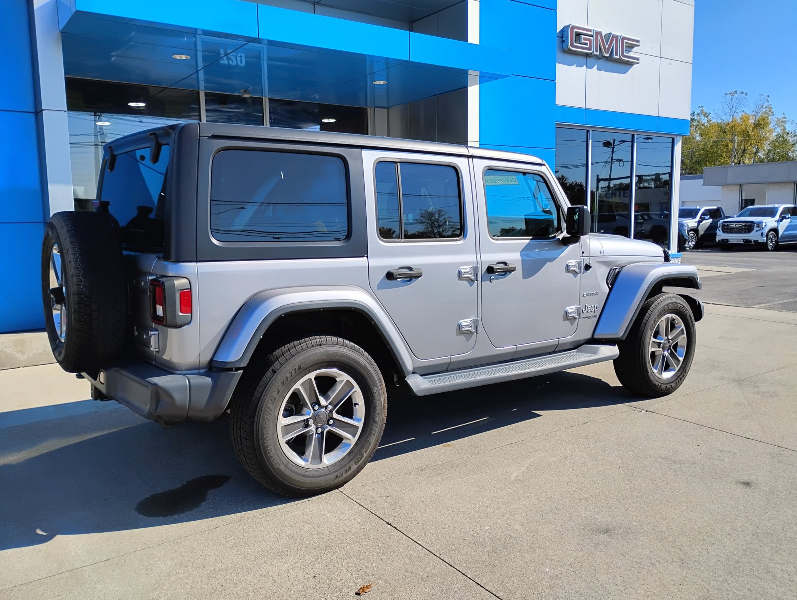 Used 2018 Jeep Wrangler Unlimited Sahara AWD/4WD image 7