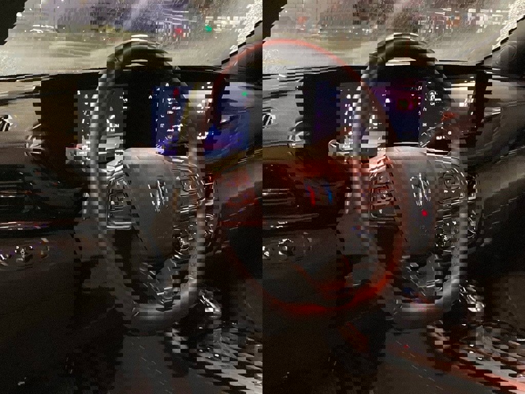 Used 2025 Buick Envista Sport Touring image 8