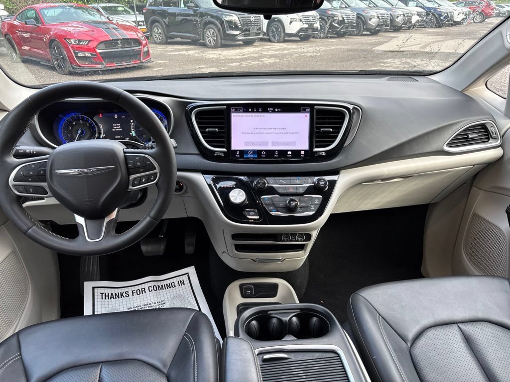 Used 2024 Chrysler Pacifica Touring-L FWD image 16