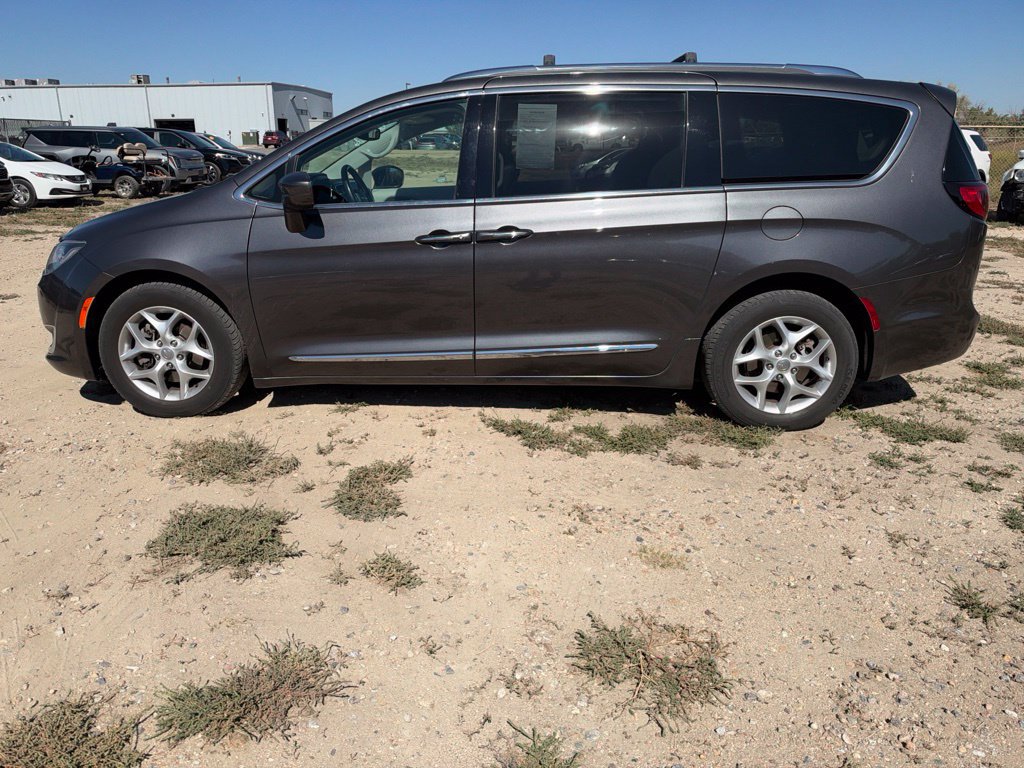 Used 2017 Chrysler Pacifica Touring-L Plus FWD image 2