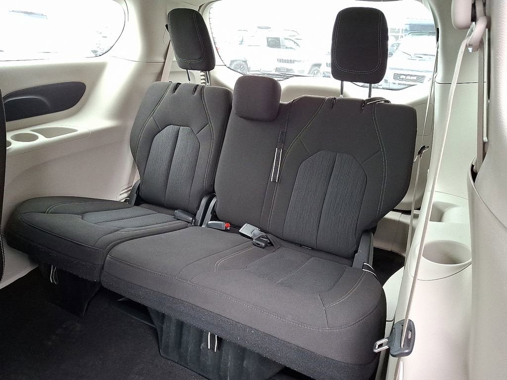 Used 2023 Chrysler Voyager LX image 10