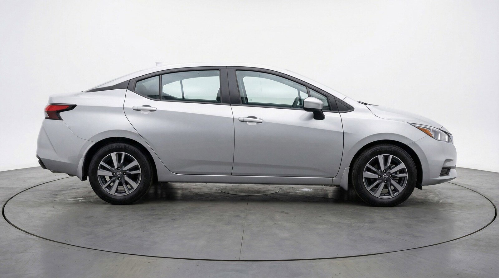 Used 2025 Nissan Versa SV image 8