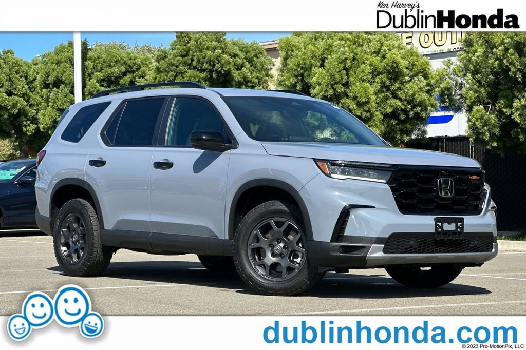 Used 2025 Honda Pilot TrailSport image 1