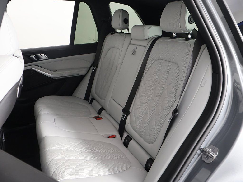 Used 2024 BMW X5 xDrive40i w/ Parking Assistance Package AWD/4WD image 30