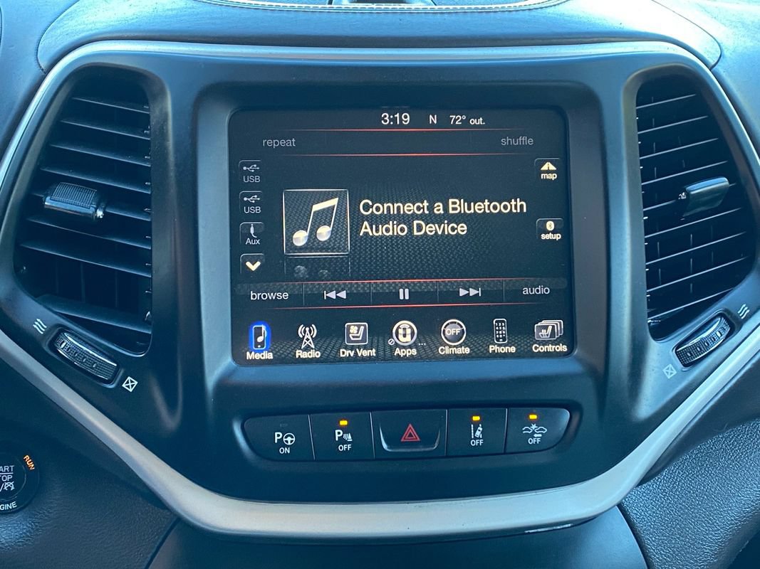 Used 2016 Jeep Cherokee Overland w/ Technology Group AWD/4WD image 16