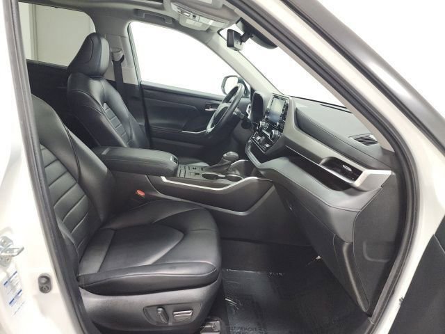 Used 2022 Toyota Highlander XLE image 15