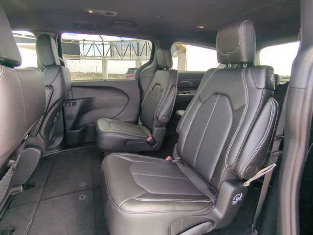 New 2026 Chrysler Pacifica Select image 17