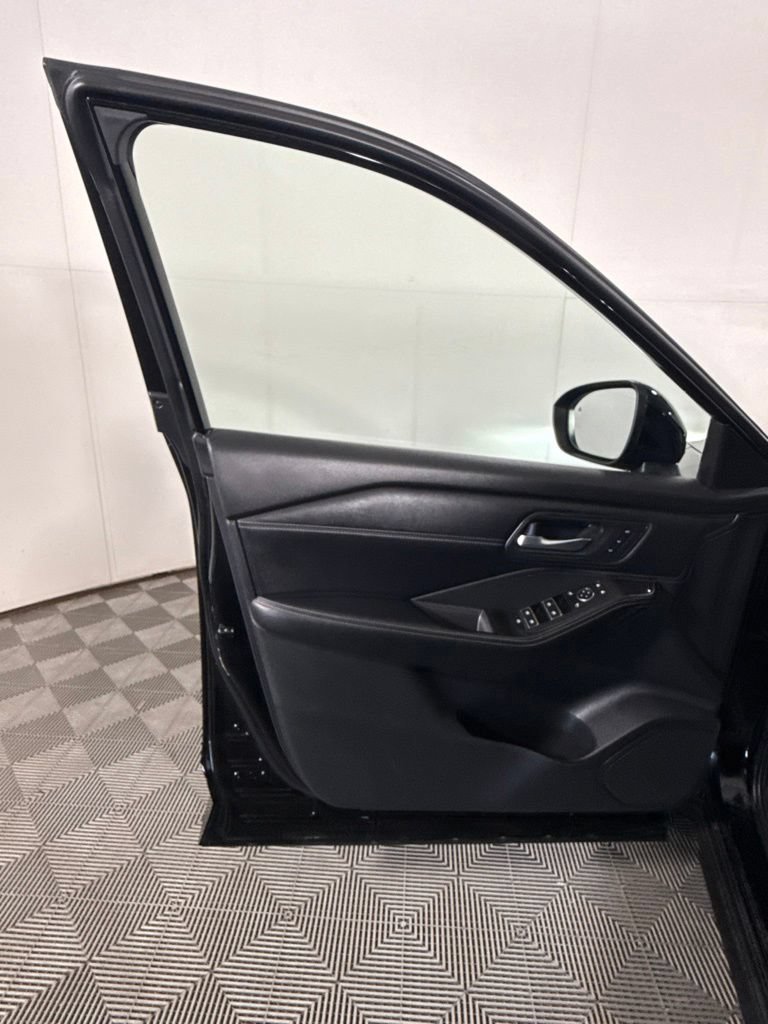 Used 2024 Nissan Rogue SL AWD/4WD image 14